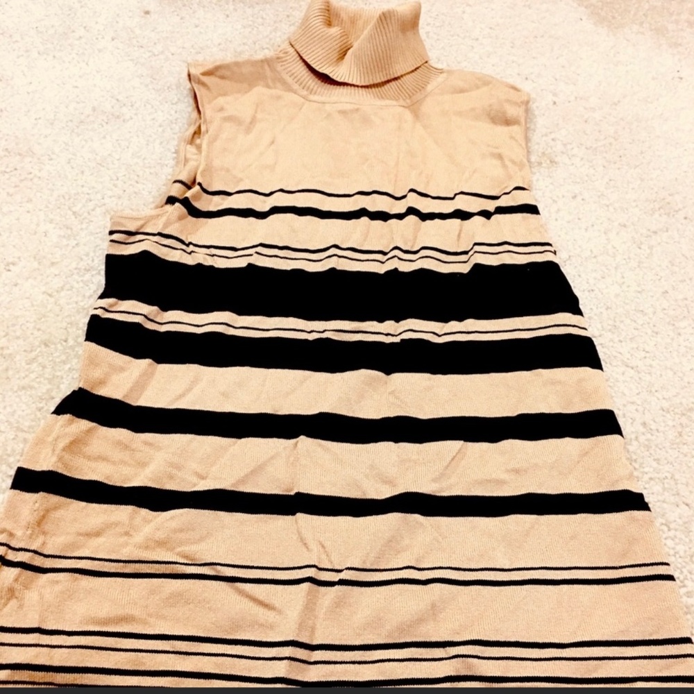 5/$10 Raefella Brown & Tan Medium Turtle Neck